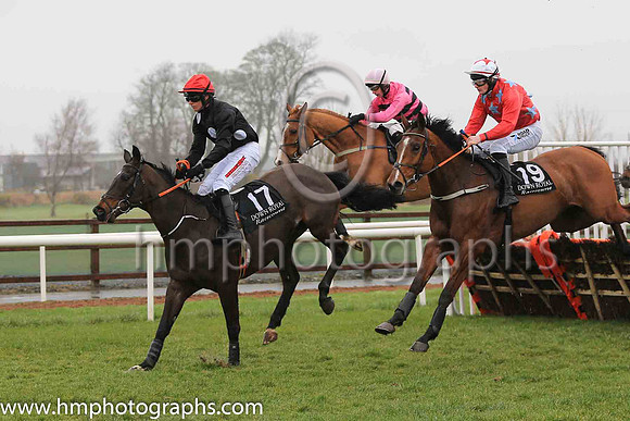 18th Deealli and C D Timmons 3 ( 17 , black, three white spots ) Trainer - Thomas Coyle , Owner - Miss Susan Barton