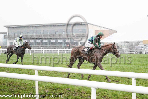 08th Roxanya and Mr J C Gainford 7 ( 12 , blue and dark blue diamonds ) Trainer - S R B Crawford , Owner - Horsplay Syndicate