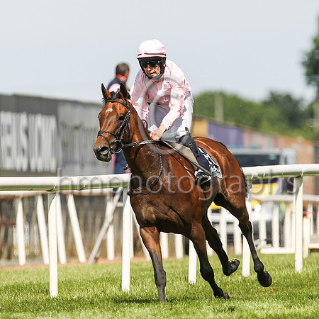 01st Iowa   and M C Hussey ( 13 , salmon ) Trainer - A P O Brien , Owner - Mrs John Magnier   Michael Tabor   Derrick Smith