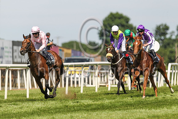 01st Iowa   and M C Hussey ( 13 , salmon ) Trainer - A P O Brien , Owner - Mrs John Magnier   Michael Tabor   Derrick Smith