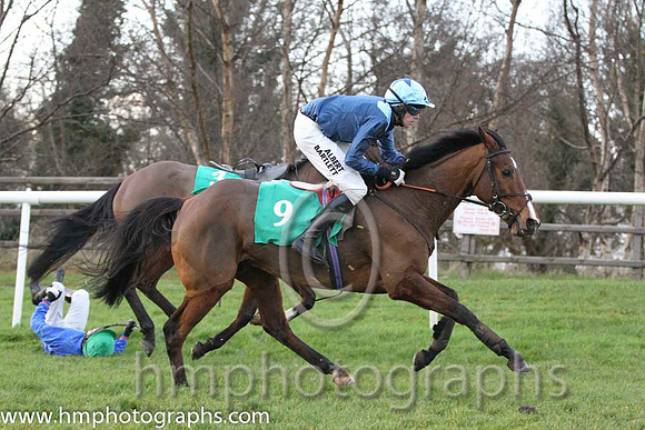 01 James & Mr w Thompson - winners (9, dark blue, light blue epaulettes) & 09 Davyroy & Mr N McParlan - U (3, royal blue, emerald green panel) - FT8E1475-21