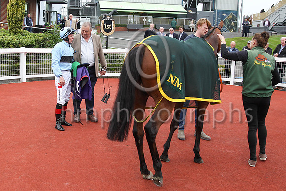 01st Pub Talk (6 , light blue, dark blue hoop ) Jockey: C T Keane , Trainer: Noel Meade