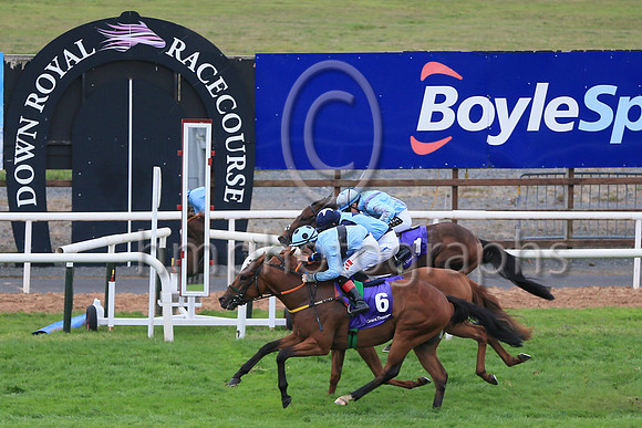01st Pub Talk (6 , light blue, dark blue hoop ) Jockey: C T Keane , Trainer: Noel Meade