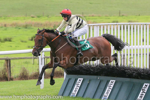 06th Winnie Woodnutt and Mr A Harvey7 ( 5 , yellow  and black hoops ) Trainer - D Harvey , Owner - William Harvey