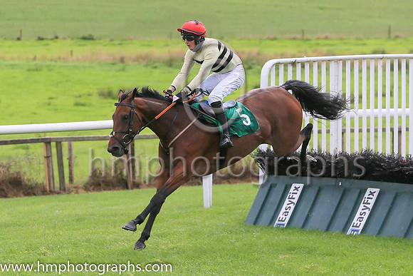 06th Winnie Woodnutt and Mr A Harvey7 ( 5 , yellow  and black hoops ) Trainer - D Harvey , Owner - William Harvey