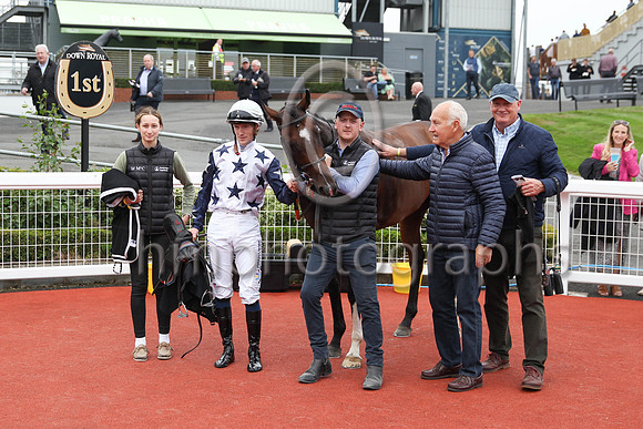01st Sceolan (8 , white, bue stars ) Jockey: W J Lee , Trainer: W McCreery