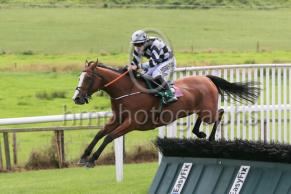 01st Clondaw Hollow and B Hayes ( 1 , black  and white diamonds ) Trainer - J C McConnell , Owner - Derek Kierans