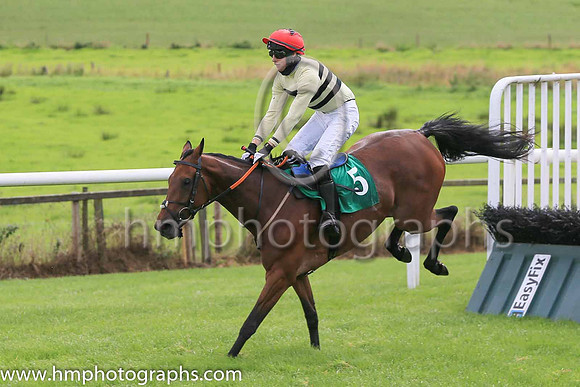 06th Winnie Woodnutt and Mr A Harvey7 ( 5 , yellow  and black hoops ) Trainer - D Harvey , Owner - William Harvey