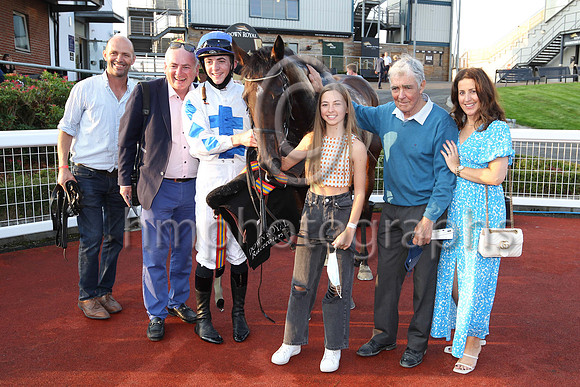 01st Hi Stranger  and ( 1 , white, bue cross ) Trainer - J E Kiely , Owner - Brian Gleeson