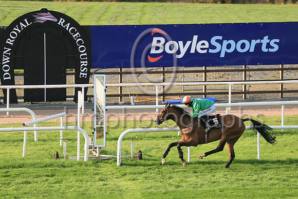 01st Mon Storm  and ( 5 , light green, white diamond ) Trainer - V Wilson , Owner - Victor Wilson