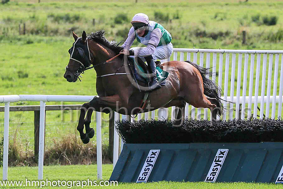 01st British Art and  B Browne ( 1 , emerald green and white diabolo ) Trainer - R K Watson , Owner - Cousins Plus One Syndicate