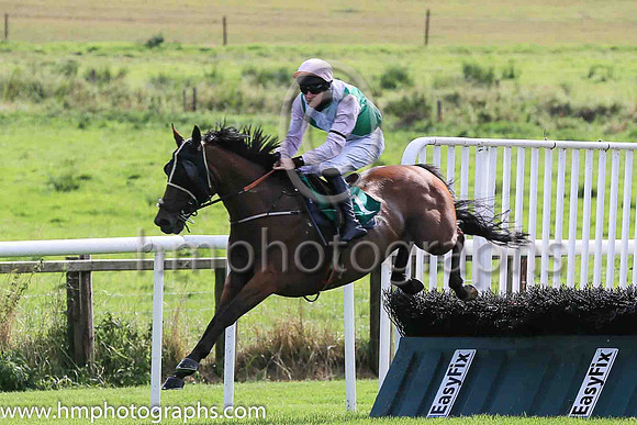 01st British Art and  B Browne ( 1 , emerald green and white diabolo ) Trainer - R K Watson , Owner - Cousins Plus One Syndicate