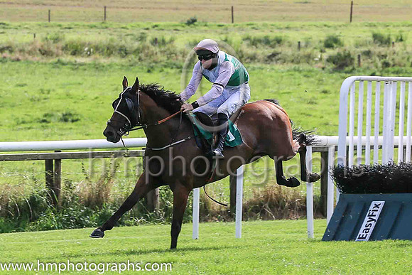 01st British Art and  B Browne ( 1 , emerald green and white diabolo ) Trainer - R K Watson , Owner - Cousins Plus One Syndicate