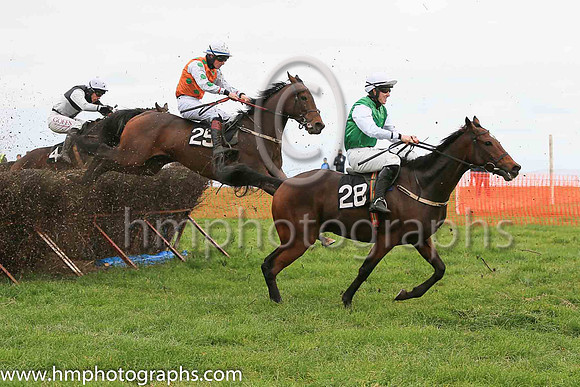 01st GORTMILLISH (FR) and Derek O'Connor ( 4 ,Antrim (H)- BLACK  WHITE QTD; black  white hlvd sleeves; white cap ) Trainer: Colin S. McKeever,, Owner : W.W. Dennison