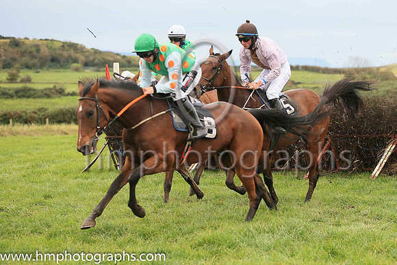 03rd PRESENTING JEREMY and R James ( 8 , EMERALD GREEN,orange spots; white sleeves,orange spots; emerald green cap ) Trainer: Donnchadh Doyle,, Owner : Syndicate Monbeg