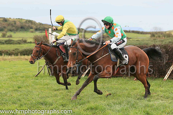 03rd PRESENTING JEREMY and R James ( 8 , EMERALD GREEN,orange spots; white sleeves,orange spots; emerald green cap ) Trainer: Donnchadh Doyle,, Owner : Syndicate Monbeg
