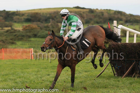 02nd OUTSIDE THE RING and O M'Gill ( 11 , GREEN  WHITE QTD; green  white hooped sleeves; white cap,green star ) Trainer: Neil McKnight,, Owner : Christine McKnight