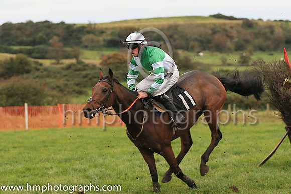 02nd OUTSIDE THE RING and O M'Gill ( 11 , GREEN  WHITE QTD; green  white hooped sleeves; white cap,green star ) Trainer: Neil McKnight,, Owner : Christine McKnight