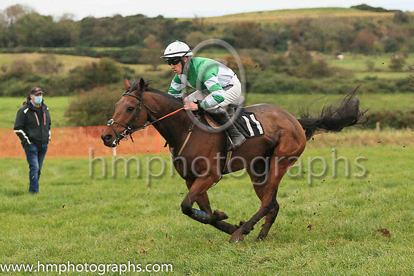 02nd OUTSIDE THE RING and O M'Gill ( 11 , GREEN  WHITE QTD; green  white hooped sleeves; white cap,green star ) Trainer: Neil McKnight,, Owner : Christine McKnight