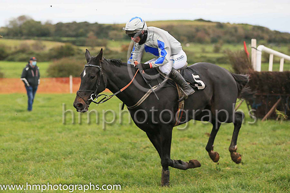 pu DRUMLEE CASTLE and N McParlan ( 5 ,Antrim (H)- SILVER,blue diamond; silver,blue diamonds sleeves  blue diamond sleeves; silver cap,blue star ) Trainer: Gary Dillon,, Owner : Gary Dillon