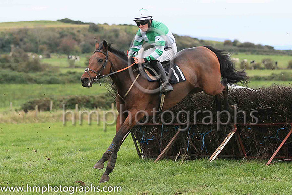 02nd OUTSIDE THE RING and O M'Gill ( 11 , GREEN  WHITE QTD; green  white hooped sleeves; white cap,green star ) Trainer: Neil McKnight,, Owner : Christine McKnight