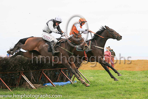 01st GORTMILLISH (FR) and Derek O'Connor ( 4 ,Antrim (H)- BLACK  WHITE QTD; black  white hlvd sleeves; white cap ) Trainer: Colin S. McKeever,, Owner : W.W. Dennison
