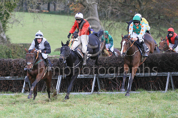 01st GRINGO D'AUBRELLE (FR) and R James ( 23 , EMERALD GREEN,orange spots; white sleeves,orange spots; emerald green cap ) Trainer: Donnchadh Doyle,, Owner : Syndicate Monbeg