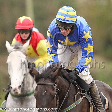 BIG LEG UP and Derek O'Connor ( 1 , ROYAL BLUE,yellow star; royal blue sleeves,yellow stars; royal blue  yellow hooped cap ) Trainer: J.G. Cosgrave , Owner : Ian W. Moore