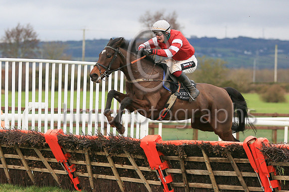 01st La Chanteuse and J J Slevin ( 5 , red, red  and white hooped sleeves ) Trainer - S R B Crawford , Owner - Mrs Edith Crawford