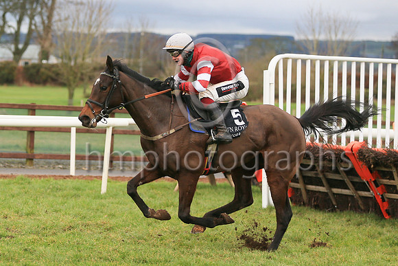01st La Chanteuse and J J Slevin ( 5 , red, red  and white hooped sleeves ) Trainer - S R B Crawford , Owner - Mrs Edith Crawford