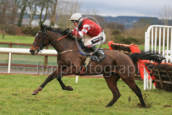 01st La Chanteuse and J J Slevin ( 5 , red, red  and white hooped sleeves ) Trainer - S R B Crawford , Owner - Mrs Edith Crawford