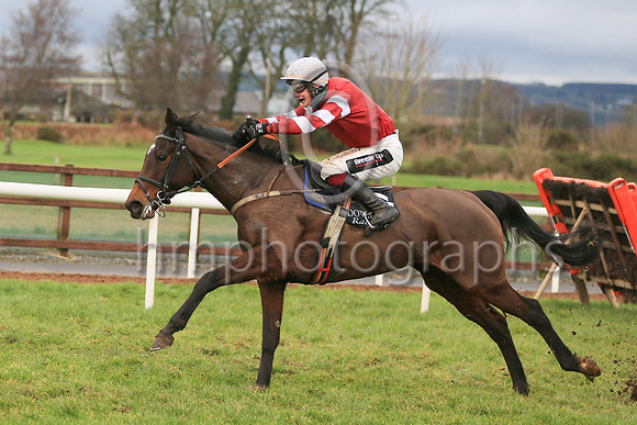 01st La Chanteuse and J J Slevin ( 5 , red, red  and white hooped sleeves ) Trainer - S R B Crawford , Owner - Mrs Edith Crawford