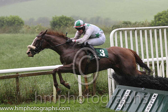 01 Do Na Paisti & S E Butler - winners (3, white, green stars) - AA1V0818