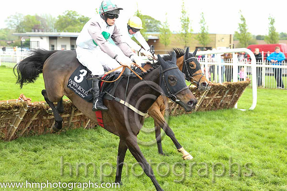 03 QuickAsYouCan & B R Dalton - 3rd (3, white, emerald green disc ) & 04 Guiding George & B M Cash - 4th (1, light green, white sleeves) - CU2D1732-27