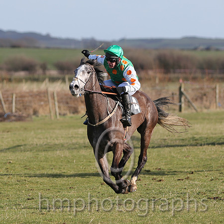 01 Monbeg Rose  R James - Trainer : Donnchadh Doyle, Green, orange spots