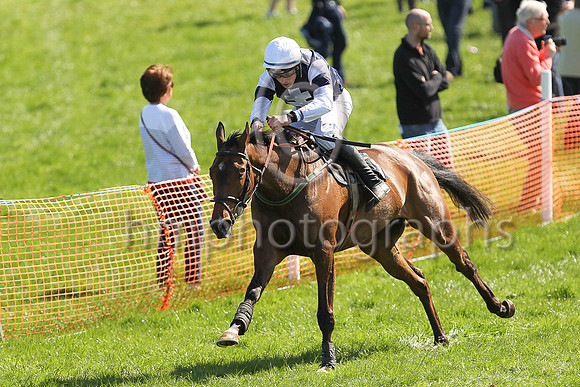 01st RATFACEMCDOUGALL and B G Crawford ( 3 , DARK BLUE,white cross of lorraine; white sleeves,dark blue armlet; white cap ) Trainer: S.R.B. Crawford , Owner : Greer Winnington