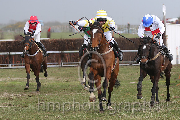 01st Josh's Sister ( 10 )  R James - Trainer: Donnchadh Doyle - yellow  white qtrd