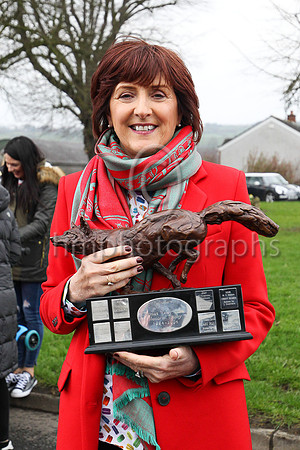 Margaret Simpson daughter of the late Peggy Hagan owner of Balnaslow wit the Randox Health Foxhunter Chase 2018 Trophy  - FT8E3432