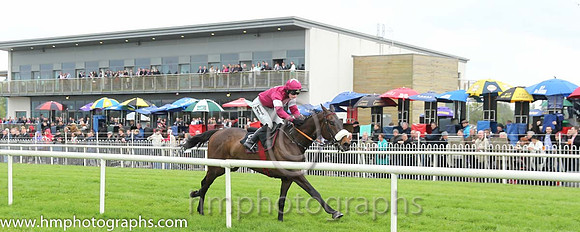 01 Officer Cadet & Ms N Carberry - winners (8, maroon, white star) - CU2D1848-29