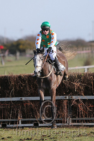 01 Monbeg Rose  R James - Trainer : Donnchadh Doyle, Green, orange spots