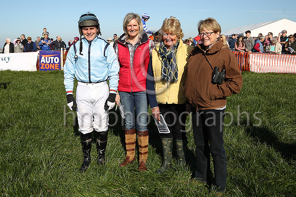 04th CRAWFORDS MILL and R James ( 1 , LIGHT BLUE,navy seams; light blue sleeves; light blue cap,purple star ) Trainer: S.R.B. Crawford , Owner : S.R.B. Crawford