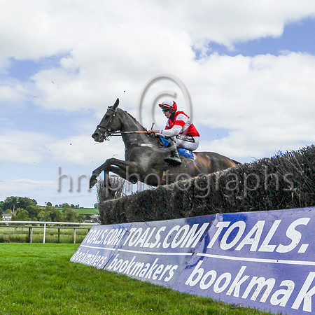01st Arrycan ( 1 , red, white hoop ) Trainer - L P Cusack , Owner - Shannon Street Syndicate
