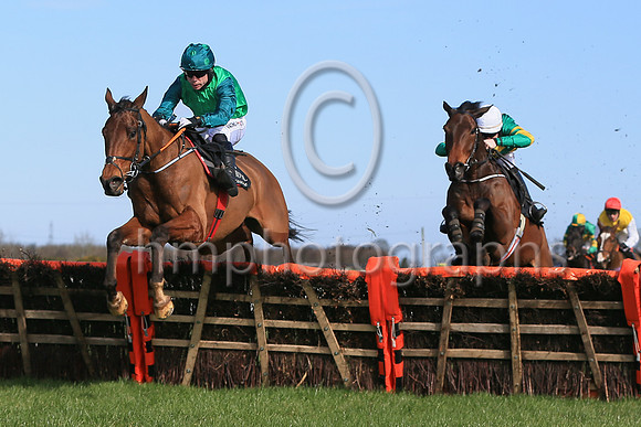 01st Homme Dun Soir and D F ORegan ( 2 , emerald green, dark green sleeves ) Trainer - Mrs D Foster , Owner - Simon Munir  Isaac Souede
