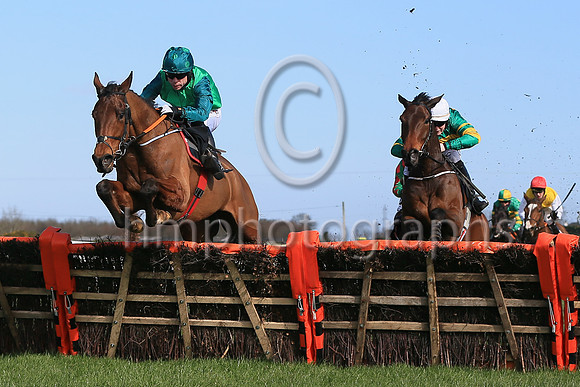 01st Homme Dun Soir and D F ORegan ( 2 , emerald green, dark green sleeves ) Trainer - Mrs D Foster , Owner - Simon Munir  Isaac Souede