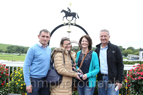 01st Sister Annie ( 12 , ehite, red sleeves ) and S.W. Flanagan - Trainer : John Laurence Cullen - Owner : Mrs Riona Molony