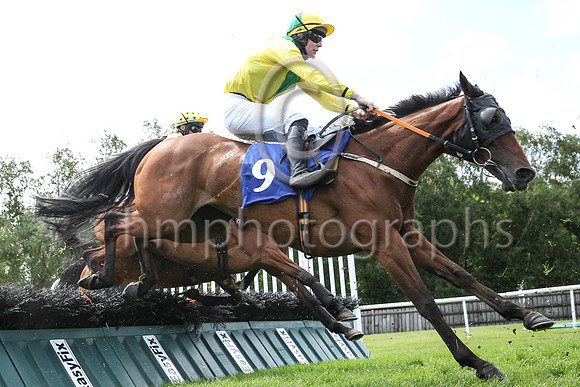 07th Humps  Bumps  ( 9 , yellow, green chevron ) Trainer - P Croke , Owner - Maurice Sheehy