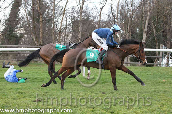 01 James & Mr w Thompson - winners (9, dark blue, light blue epaulettes) & 09 Davyroy & Mr N McParlan - U (3, royal blue, emerald green panel) - FT8E1476-22