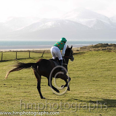 01 Monbeg Rose (4) & R James - Trainer : Donnchadh Doyle, Green, orange spots