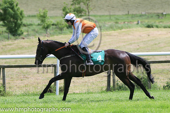 07th Sergeant Moss (4 ,orange, white epaulettes ) Jockey: R J Condon(7) ,Trainer: Denis P Murphy