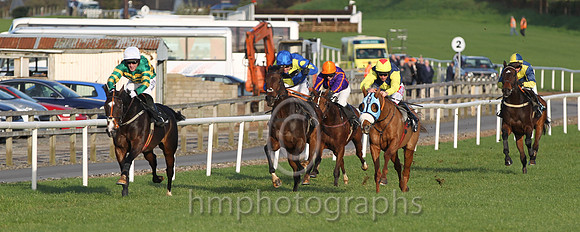 01 Jezki & A P McCoy - winner (1,emerald green and orange hooped ) - FT8E0045-2